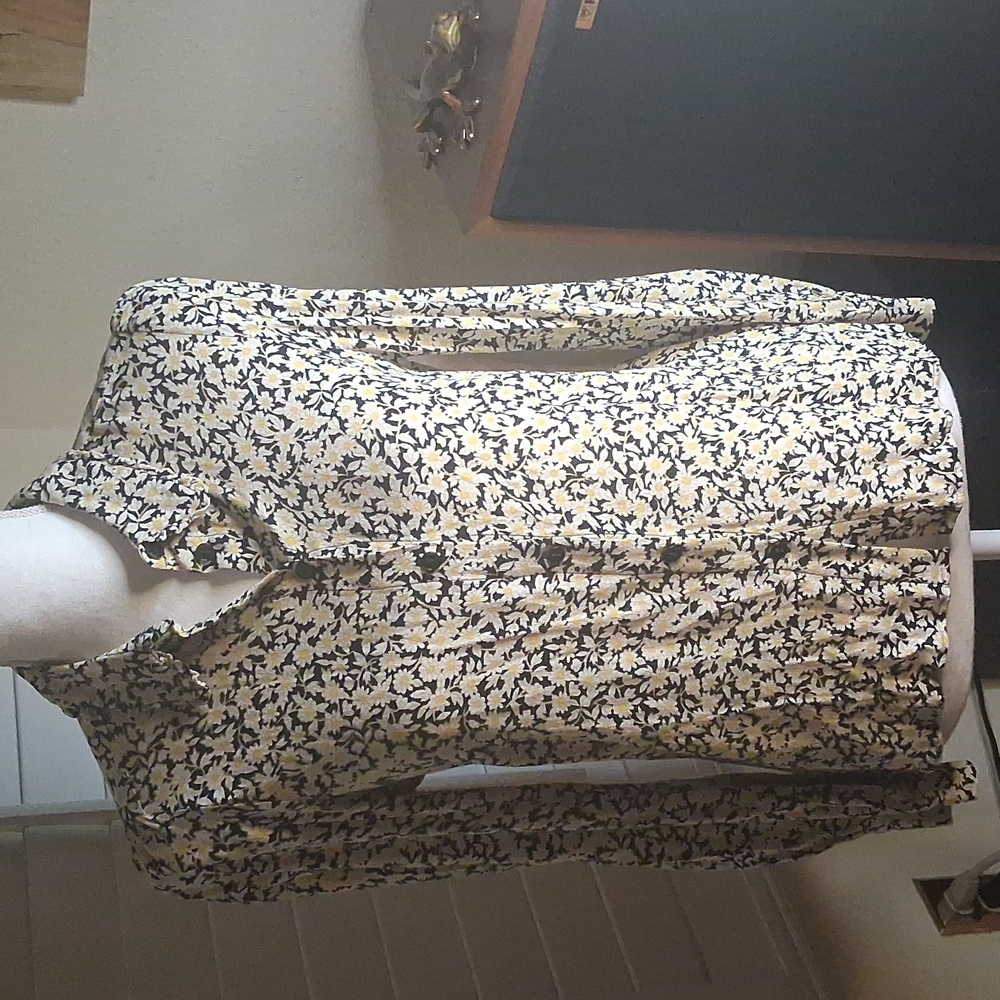 🌼🖤Oliver Bonas Sassy Daisy Print Button Down Long Sleeves Blouse Size 4